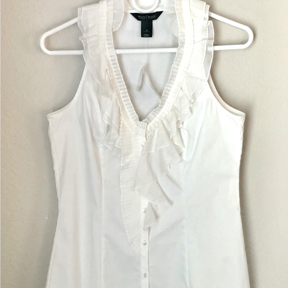 White House Black Market women’s white sleeveless button front blouse Size 4.
